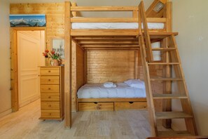 Bed sheets - The Brevent Nest ski in/ski out, Chamonix, France (Chamonix)