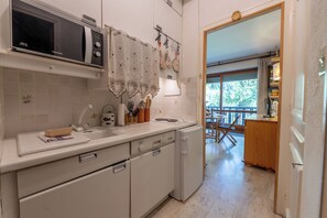 Fridge, microwave, stovetop, dishwasher - The Brevent Nest ski in/ski out, Chamonix, France (Chamonix)