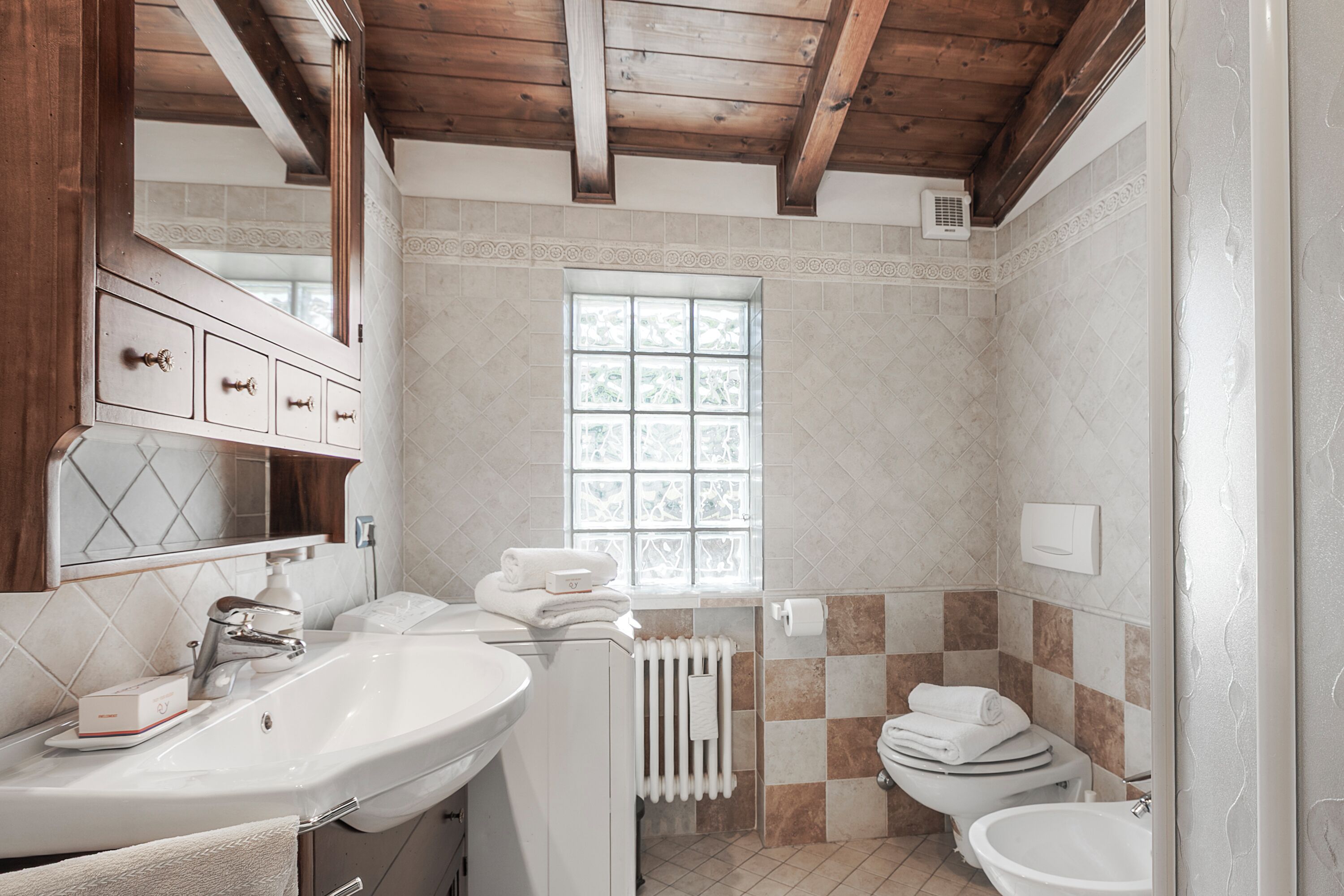 Doccia, asciugacapelli, bidet, asciugamani