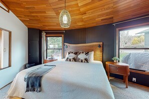 2 bedrooms, iron/ironing board, Internet, bed sheets - Dog-friendly home with private hot tub, amazing ocean view, and fire pit (Coupeville)
