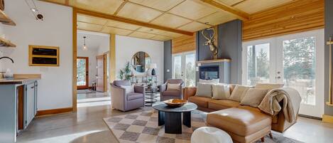 Televisión y chimenea