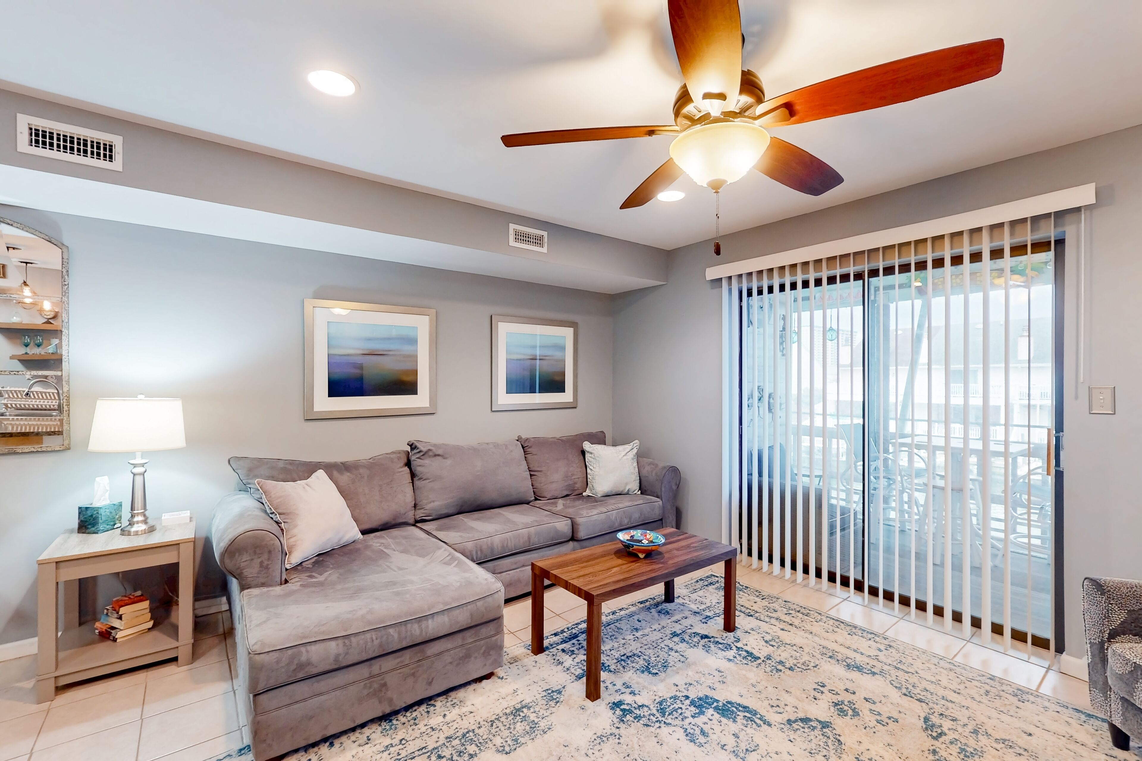 Tv, eldstad och dvd-spelare