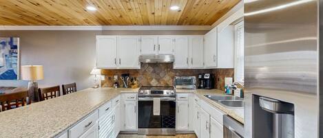 Kjøleskap, mikrobølgeovn, ovn og kokeplater