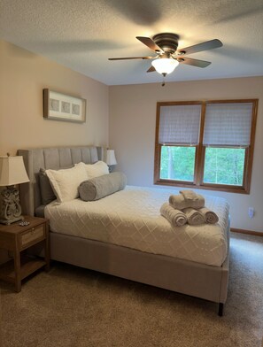 4 bedrooms, desk, iron/ironing board, free WiFi
