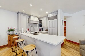 Fridge, microwave, oven, stovetop - Charming condo w/ full kitchen, shared pool & hot tub - near ski resort (Vail)