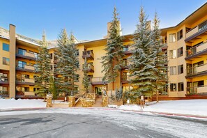 Exterior - Charming condo w/ full kitchen, shared pool & hot tub - near ski resort (Vail)