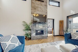 TV, fireplace - Stunning spacious home w/ amazing views, hot tub, AC & golf simulator (Sturgis)