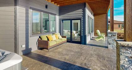 Stunning spacious home w/ amazing views, hot tub, AC, golf & tennis