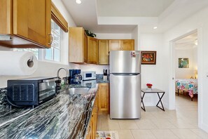 Refrigerador, microondas, cafetera y tetera y tostadora 