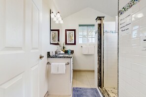 Hair dryer, towels - Cozy apartment on botanical estate near the ocean with WIFI & Smart TV (Pepeekeo)