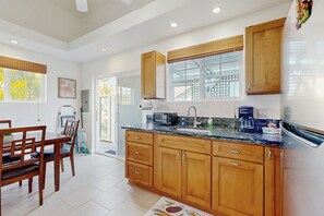 Fridge, microwave, coffee/tea maker, toaster - Cozy apartment on botanical estate near the ocean with WIFI & Smart TV (Pepeekeo)