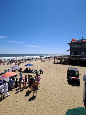 On the beach - 2-bedroom apartment in Long Branch 1 block to Pier Village and the beach (Long Branch)