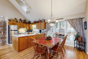 Fridge, microwave, oven, stovetop - Cozy home with grill, amazing views, close to skiing - dog friendly! (Beech Mountain)