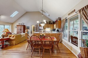 Dining - Cozy home with grill, amazing views, close to skiing - dog friendly! (Beech Mountain)