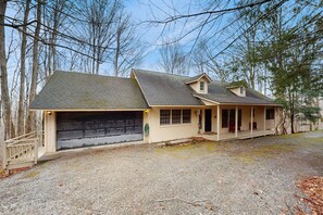 Exterior - Cozy home with grill, amazing views, close to skiing - dog friendly! (Beech Mountain)