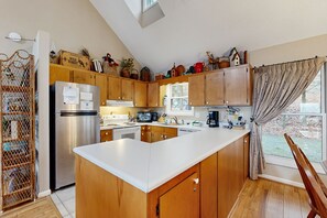 Fridge, microwave, oven, stovetop - Cozy home with grill, amazing views, close to skiing - dog friendly! (Beech Mountain)