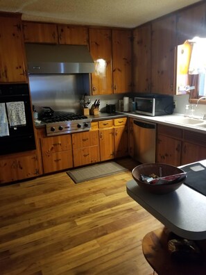 Private kitchen - 2-bedroom studio in delightful Fort Worth with AC comfort (Fort Worth)
