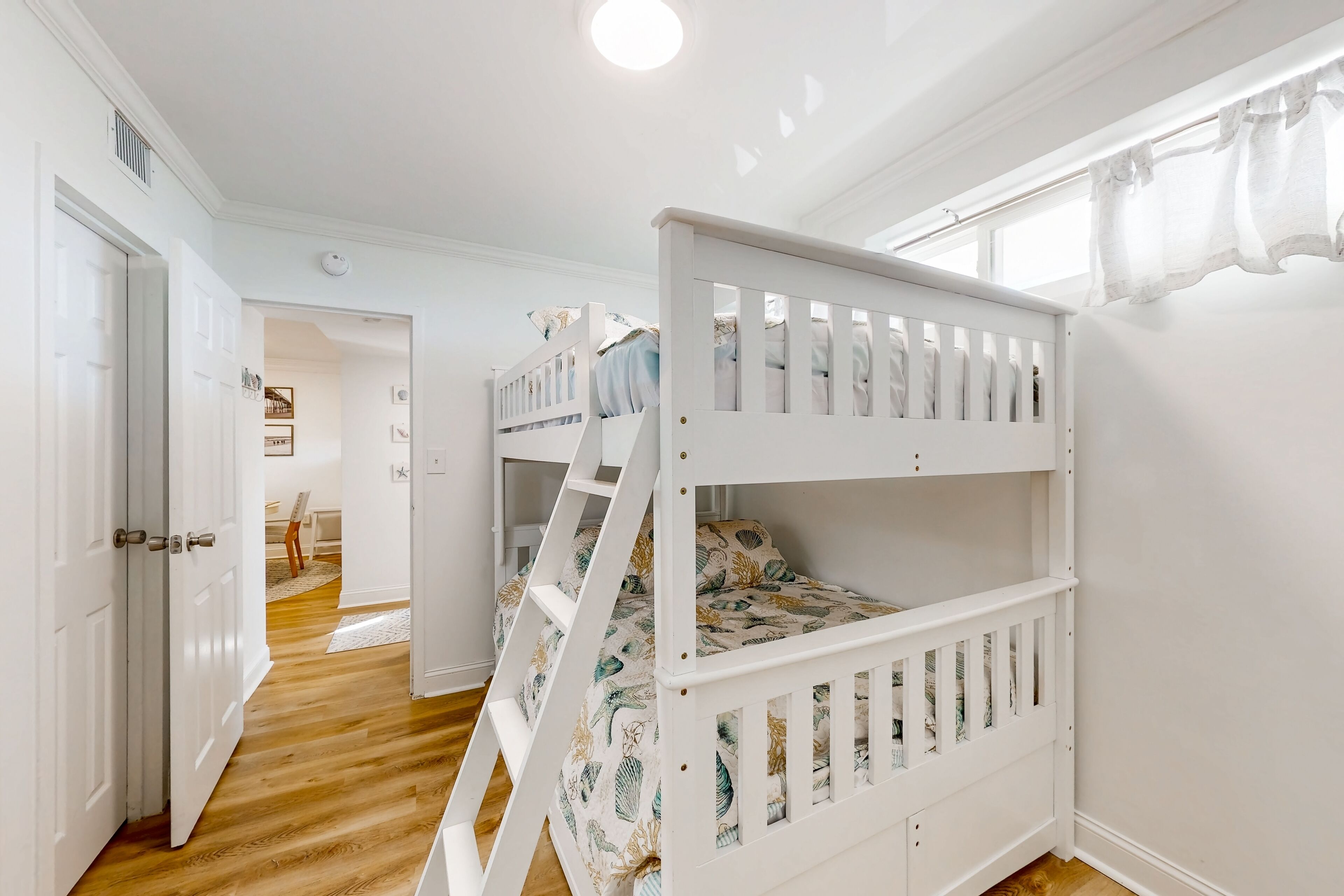 Strygejern/strygebræt, internetforbindelse, sengetøj