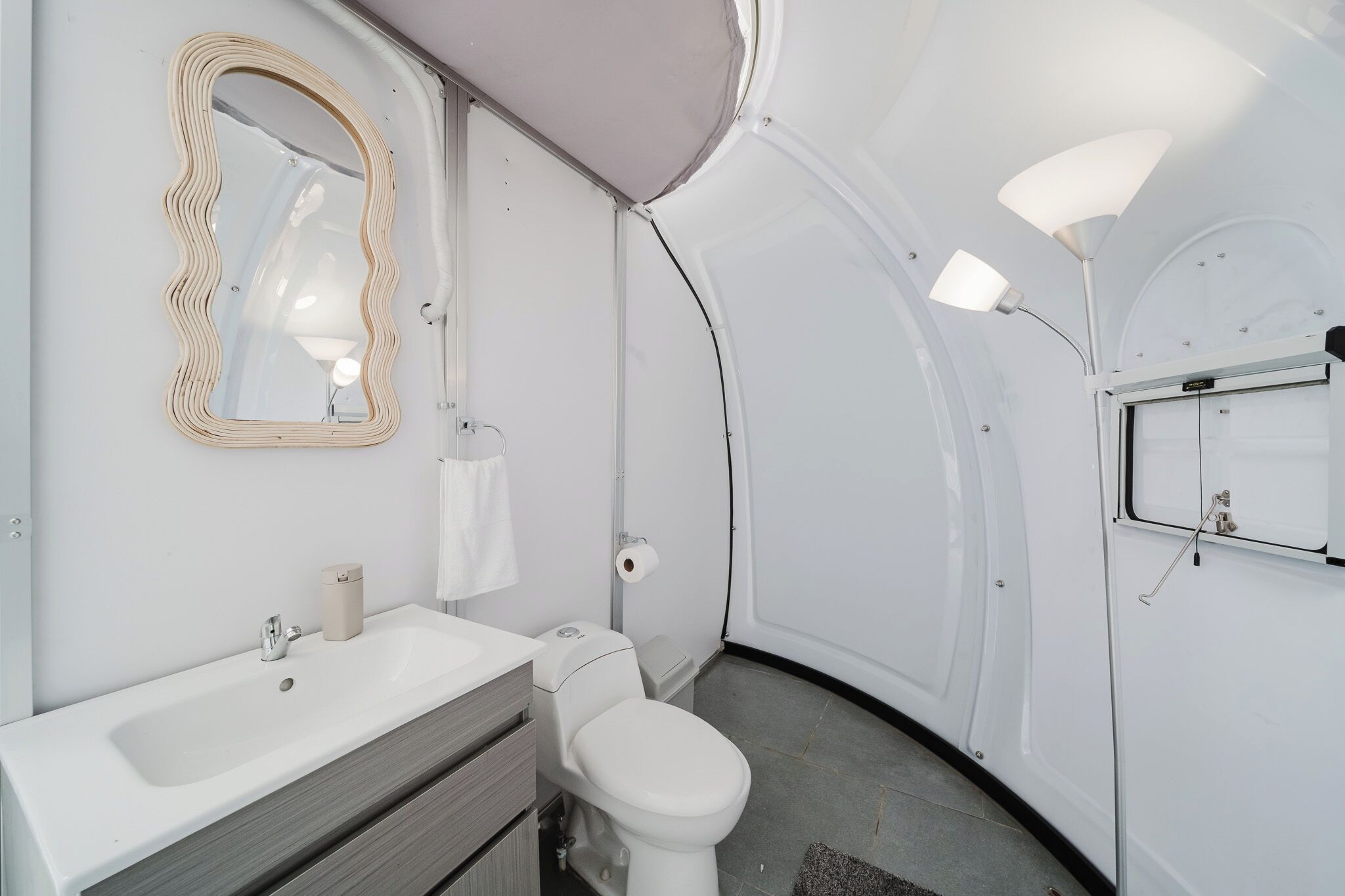 Douche, baignoire à jets, serviettes fournies, savon