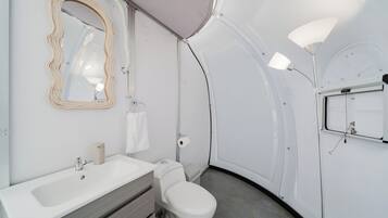 Douche, baignoire Ă jets, serviettes fournies, savon