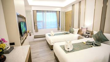 Habitació amb dos llits individuals Deluxe, vistes a la ciutat | Escriptori, espai de treball apte per a portàtils i cortines opaques