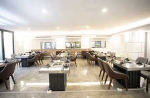 Restaurant - Enrich Grand Hotel (Bangkok)