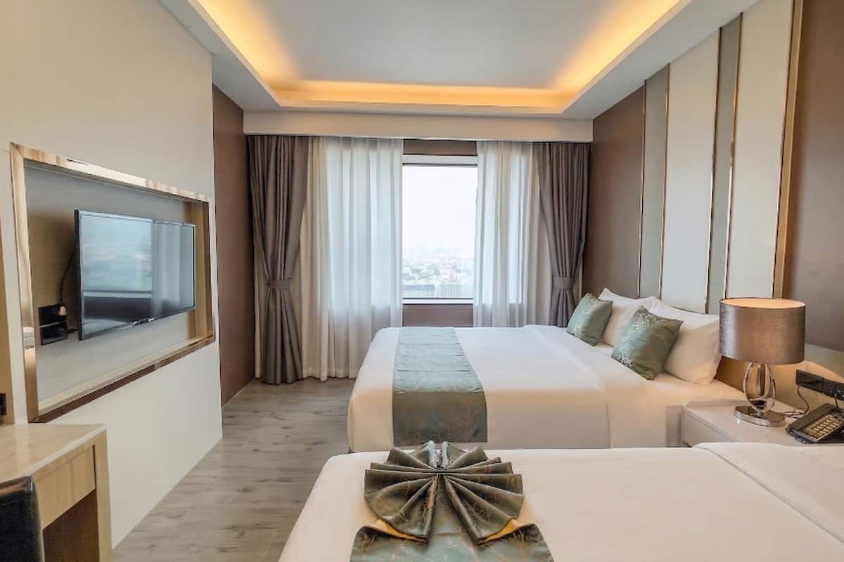 Chambre Triple Deluxe | Bureau, espace de travail pour ordinateur portable, rideaux occultants