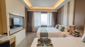 华丽三人房 | 办公桌、笔记本电脑工作区、遮光窗帘、免费 WiFi