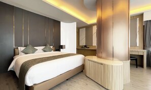 書桌、手提電腦工作空間、遮光窗簾/窗簾、免費 Wi-Fi