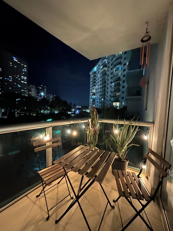 Outdoor dining - Modern & cozy apartment beachfront (Sunny Isles Beach)