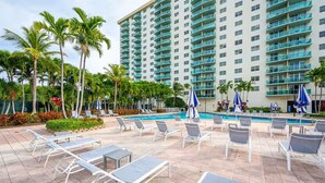 Pool - Modern & cozy apartment beachfront (Sunny Isles Beach)