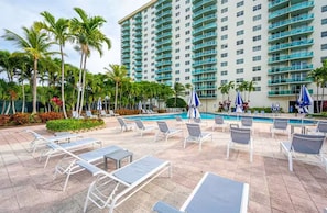 Pool - Modern & cozy apartment beachfront (Sunny Isles Beach)