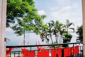 Exclusive Double Room, Balcony, Lake View | Balcony - The An Homestay (Tay Ho)