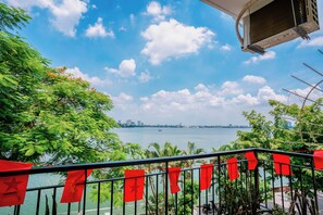 Superior Double Room, Kitchen, Lake View | Balcony - The An Homestay (Tay Ho)