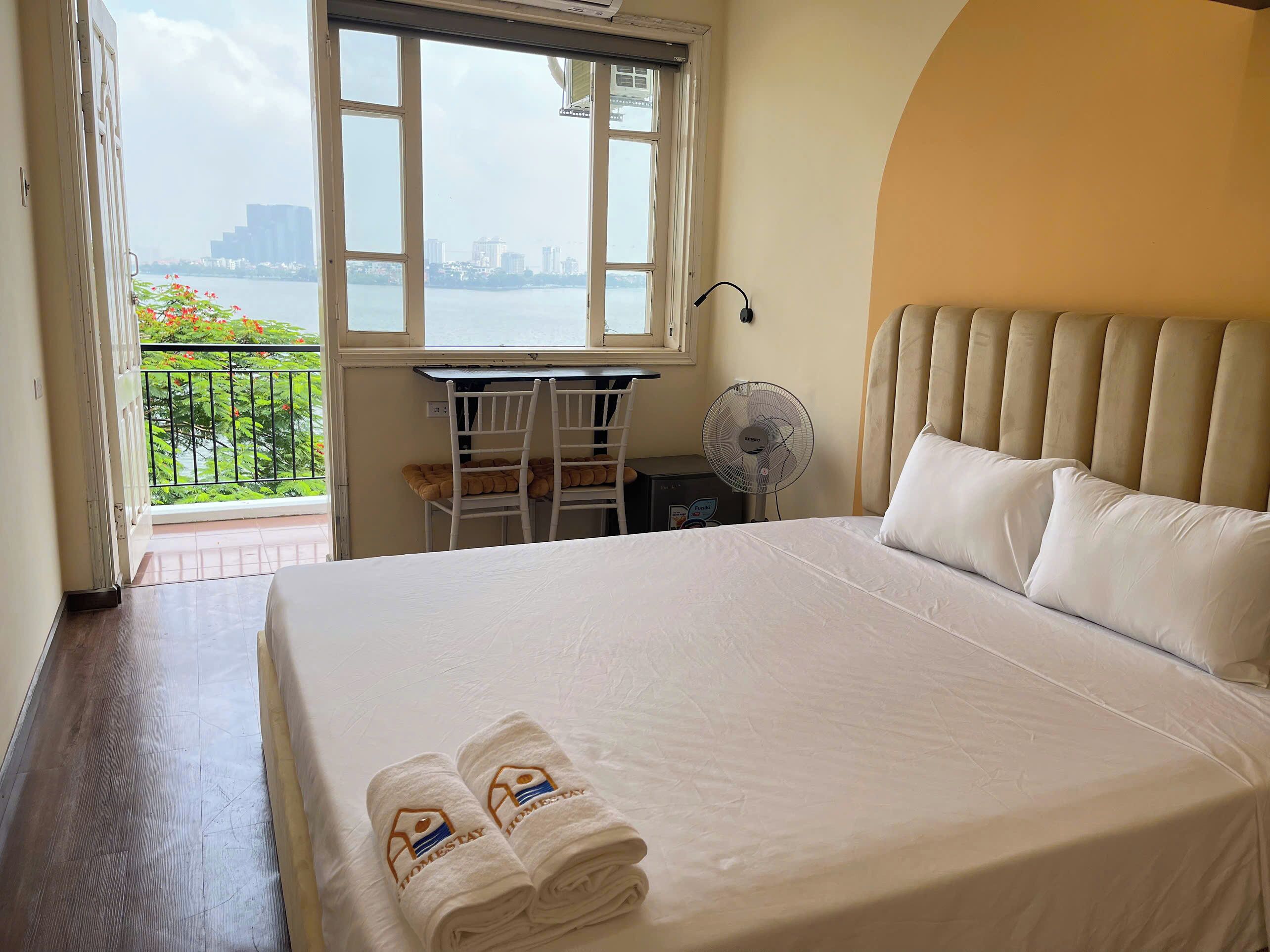 Deluxe Double Room, Lake View | Desk, free WiFi