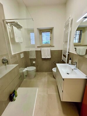 Deluxe-Apartment, Gartenblick | Badezimmer | Dusche, kostenlose Toilettenartikel, Haartrockner, Handtücher