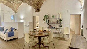 Deluxe Apartment, Garden View | Living area - Le Volte di via Portica (Assisi)