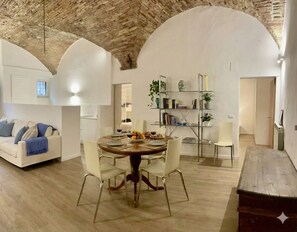 Apartamento Deluxe, vistas al jardín | Zona de estar | Smart TV de 65 pulgadas con canales digitales