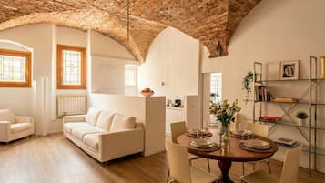 Deluxe-lejlighed - udsigt til have | Opholdsområde | 65-tommers smart-tv med digitale kanaler