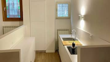 Deluxe Apartment, Garden View | Private kitchen