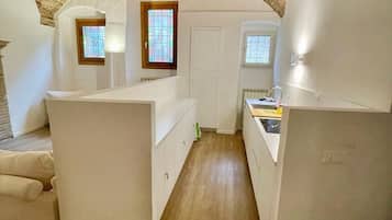 Deluxe Apartment, Garden View | Private kitchen