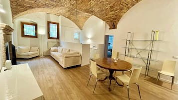 Deluxe Apartment, Garden View | Living area