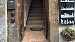 A stone archway leading to a staircase. - Le Volte di via Portica (Assisi)