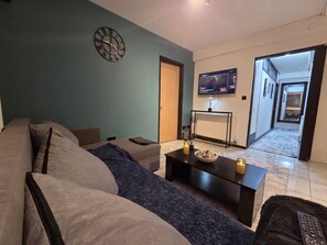 Living area - Modern City Centre Apartment | Balcony & Free Parking (Birmingham)