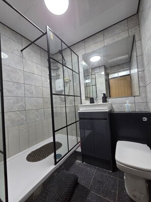 Hair dryer, towels, soap, toilet paper - Modern City Centre Apartment | Balcony & Free Parking (Birmingham)