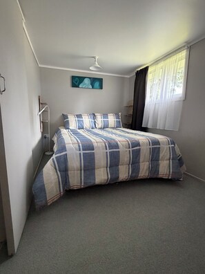 1 bedroom, iron/ironing board, WiFi, bed sheets - Rotorua Rustic Cottage Escape (Horohoro)