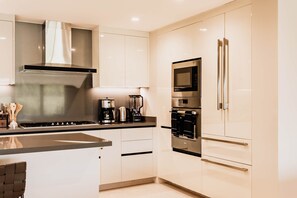 Fridge, stovetop