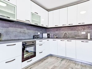 Refrigerador, microondas, horno y lavavajillas 