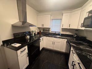 Private kitchen - A Comfortable Family Home Close to Busch Gardens! (Tampa)