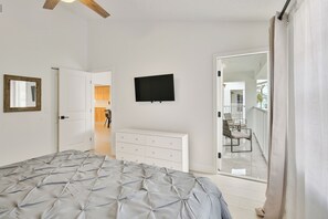 2 bedrooms, iron/ironing board, WiFi, bed sheets - 2-bedroom townhome in pleasant Indian Shores with pool (Indian Shores)